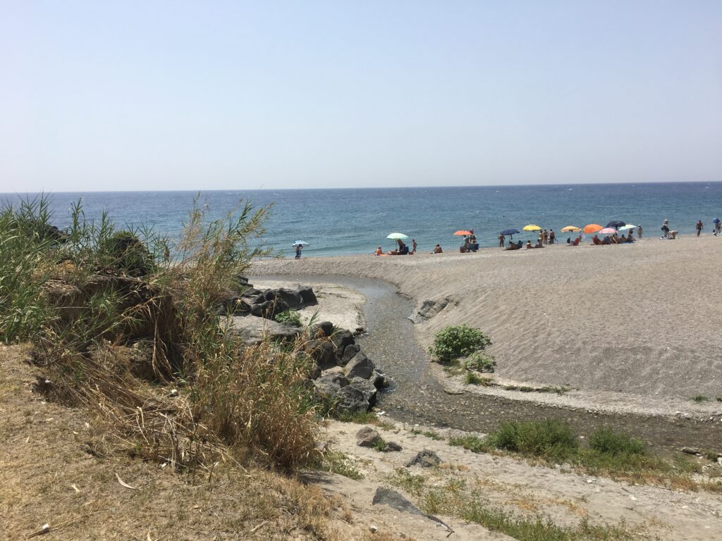 Spiaggia nei pressi del parco archeologico di giardini-naxos