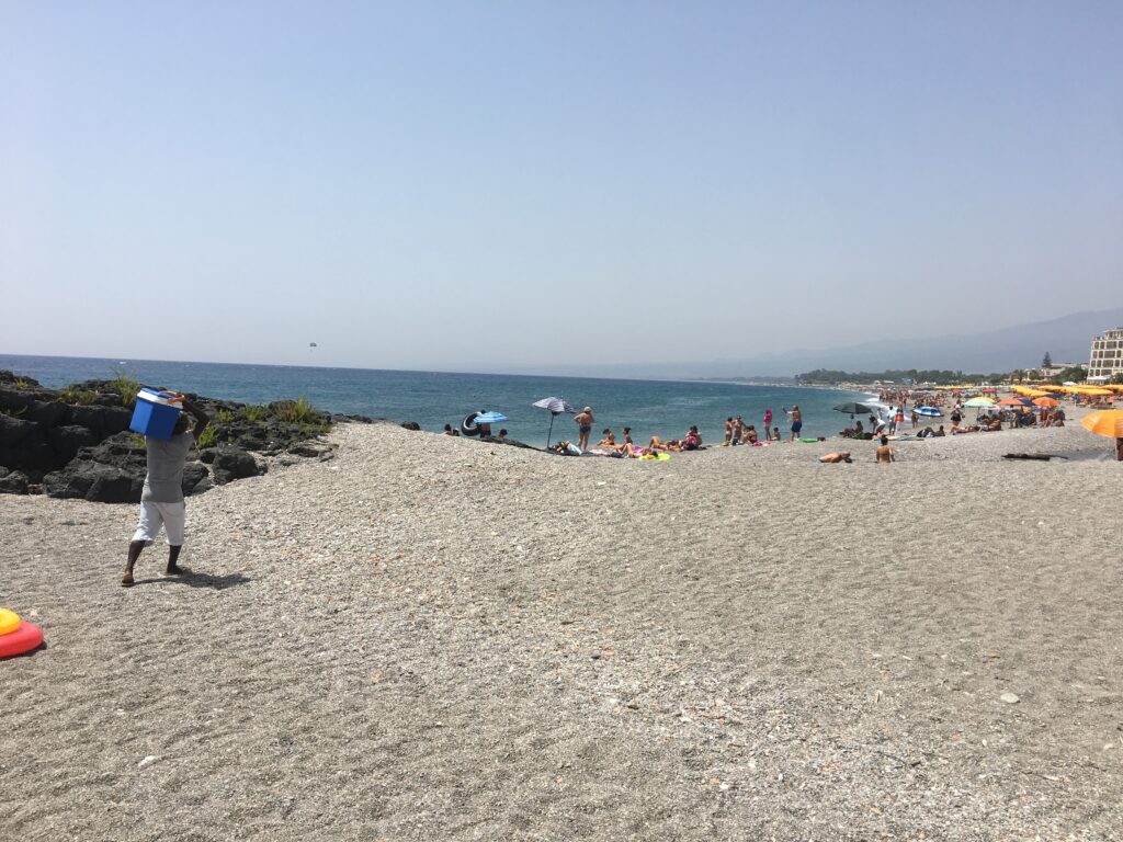 Strand in der Nähe des archäologischen Parks von Giardini-Naxos