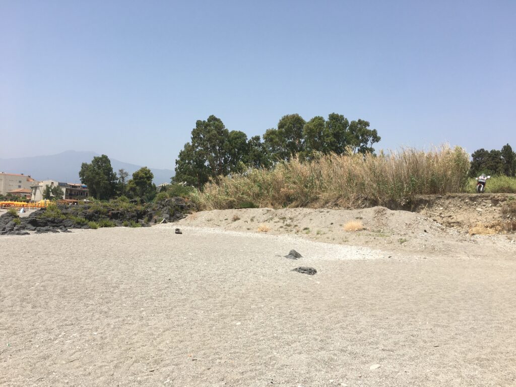Strand in der Nähe des archäologischen Parks von Giardini-Naxos