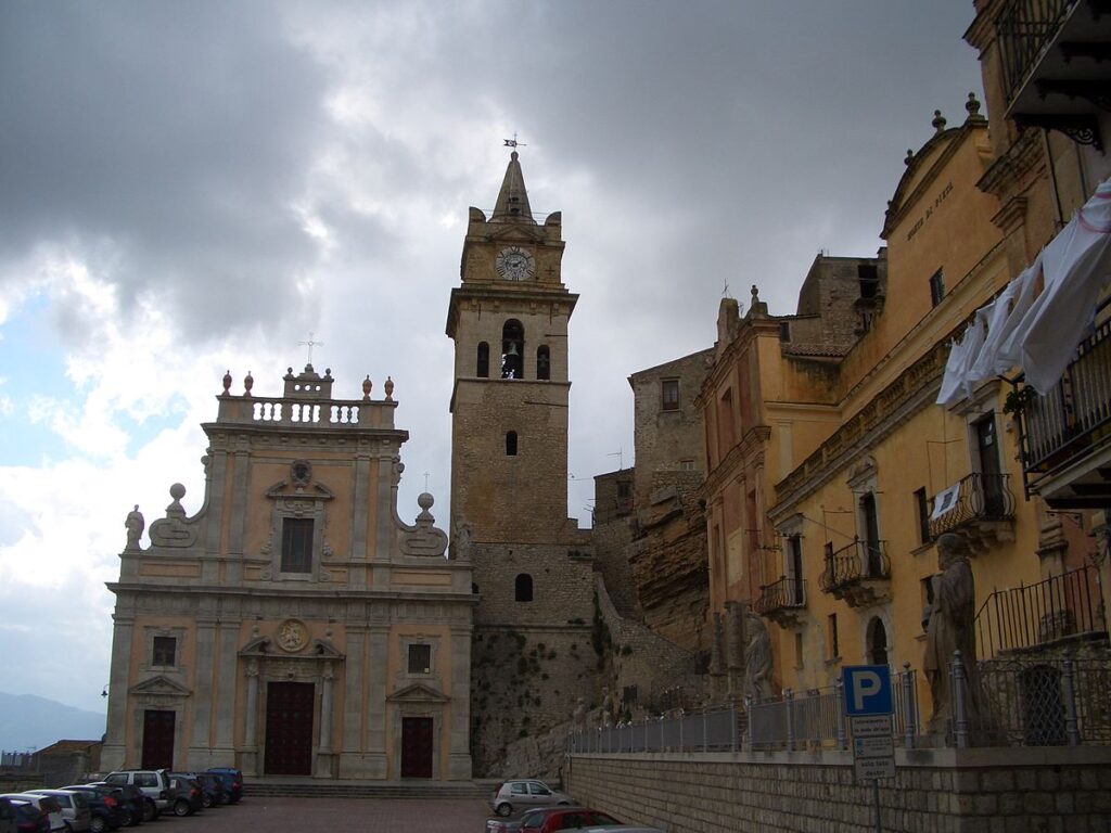 Die Kathedrale und der Platz in Caccamo