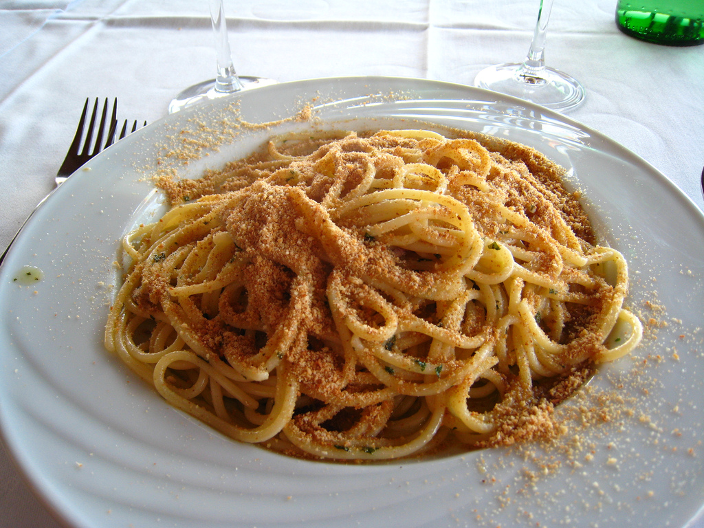 Cosa mangiare a Messina: Spaghetti con acciughe e mollica