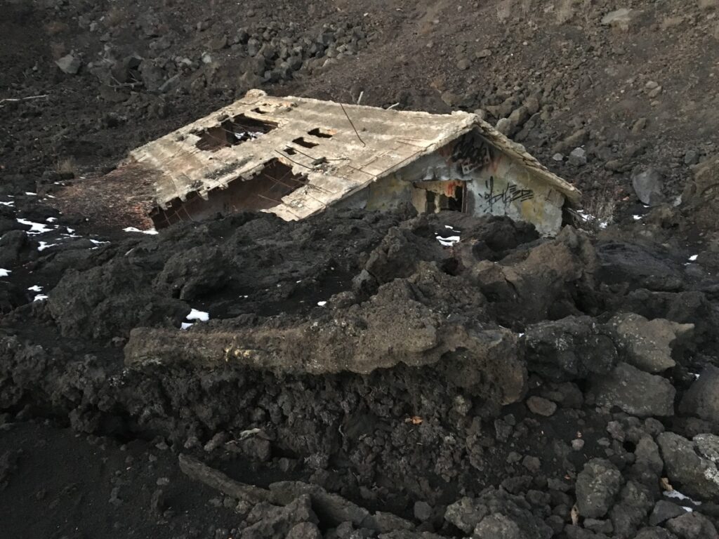 Hotel immerso nella colata lavica, Etna nord