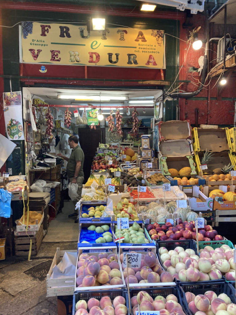 Frutta in esposizione, mercato della Vuccira Palermo