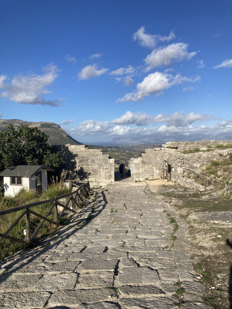 Antica strada verso il Teatro Greco di Segesta