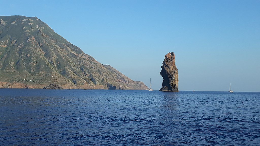 Faraglione Canna - Aeolian Islands