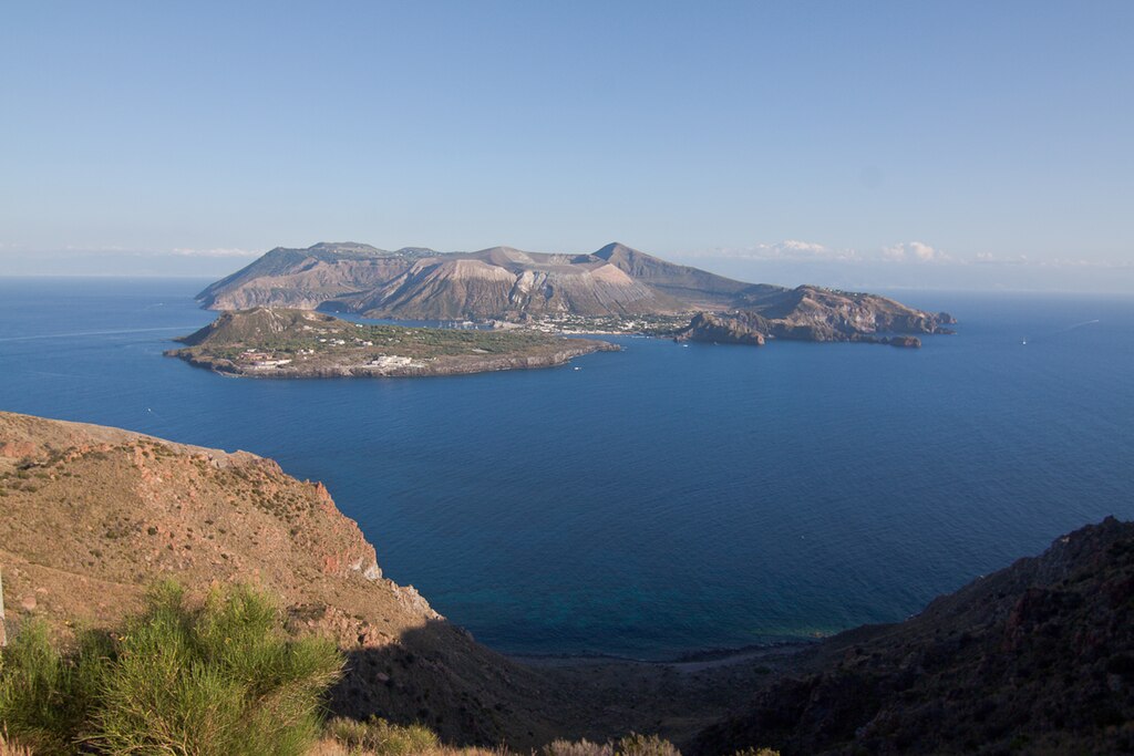 Uitzicht vanaf Lipari op Vulkaan - Eolische eilanden