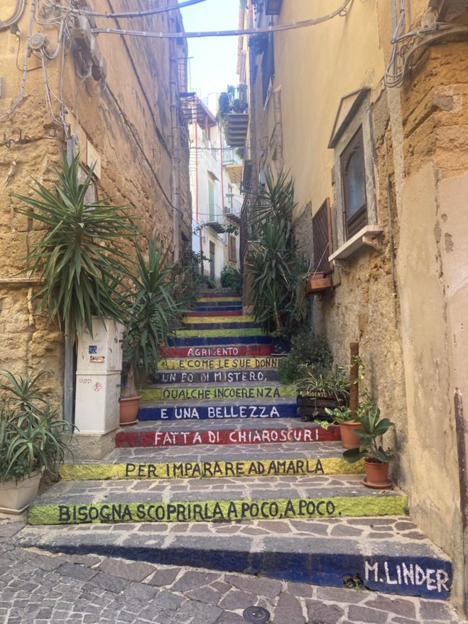 Agrigento historisch centrum, gekleurde trap