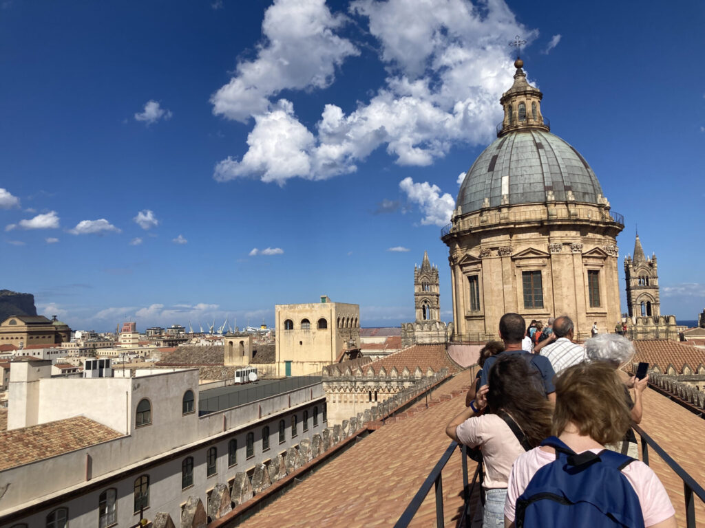Op het dak van de kathedraal van Palermo